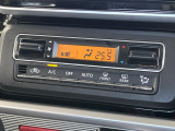 【オートエアコン】一度お好みの温度に設定すれば、車内の温度を検知し風量や温度を自動で調整。暑い&hellip;寒い&hellip;と何度もスイッチ操作をする必要はありません。快適な車内空間には必須の機能ですね♪