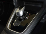 電気式スイッチ採用のエレクトロシフトマチックのシフトレバーです、軽い操作でシフトチェンジができます。