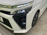 【LEDヘッドライト】悪天候や夜間走行時も良好な視界を確保し安心して運転できる高輝度LEDヘッドライトを装備!点灯速度が早く、消費電力も抑えられています。