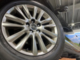 【純正18インチアルミホイール】外観にマッチした純正アルミホイールを装着しております。各種社外アルミホイールや、スタッドレスタイヤも取扱いしております。是非ご相談ください♪