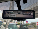 スマートルームミラーは後席がフル定員でもカメラの画像でハッキリ確認できますよ