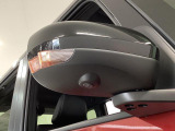 【ウインカーミラー】方向指示器をミラーのランプに点灯。対向車への視認性を高め、安心安全な方向転換をサポートします♪