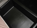 便利な収納ポケット、小物入れを各所に配置しています。