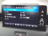 HondaCONNECT対応の便利なナビディスプレー。お持ちのスマートフォンと連携して、ナビやBluetoothでの音楽再生が可能です。デザインはもちろん、操作性も良好です。
