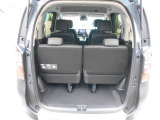 大きなテールゲートが荷物の積み下ろしをラクにします。