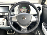 インテリアに合わせたデザインのステアリングは、運転される方のことも考え、運転しやすい形状、大きさです。是非一度、実際に触ってお確かめください。