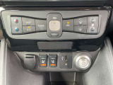 オートエアコン。運転席、助手席を温めるシートヒーターのスイッチです。