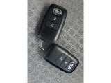 【スマートキー】カバンやポケットに入れたままでもドアの施錠・解錠が可能なスマートキーを装備。エンジンのオン・オフ時もカギを取り出す必要が無いからとっても便利です♪