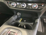 ワイヤレス充電器です!置くだけ充電が可能です♪対応したスマートフォンであれば、基本的に充電は可能です!