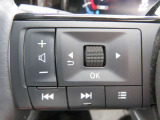 【ステアリングスイッチ】ハンドルから手を離さずオーディオ操作の一部が行えます。