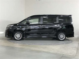 両側パワースライドドア付きだから、狭い駐車スペースなどでの 乗り降りラクラク!小さなお子さまのいるご家庭には嬉しい装備。