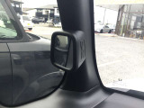 助手席側についている「ピタ駐ミラー」は、車両前方や左側の死角を映し出し、狭い道や駐車時の安全確認をサポートする便利な補助機能です。
