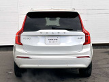 北欧流のラグジュアリーを体現したXC90。伝統的なスカンジナビアン・デザインを継承しながら、躍動感にあふれ優雅な雰囲気を身にまとう、新しい潮流を具現化したスタイリングです。
