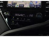 ★使いやすさや安全性を追求したステアリング周り!高級車ゆえにスイッチ類が多いのも特徴ですね!考え尽くされた配置ですぐに使いこなす事が出来ますのでご安心下さい!是非、体感してみて下さい!!