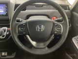 ハンドルにHondaセンシング系のクルーズコントロールやレーンキープアシストなどのスイッチと、オーディオの操作スイッチが装備されています。ハンドルから手を離さず安全に操作できます。