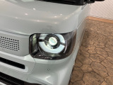 LEDヘッドライトで夜間の視認性も高く、シャープな輝き、先進の安心感。安全とスタイルの調和を生み出します。