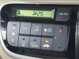 【オートエアコン】一度お好みの温度に設定すれば、車内の温度を検知し風量や温度を自動で調整。暑い&hellip;寒い&hellip;と何度もスイッチ操作をする必要はありません。快適な車内空間には必須の機能ですね♪