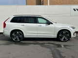北欧流のラグジュアリーを体現したXC90。伝統的なスカンジナビアン・デザインを継承しながら、躍動感にあふれ優雅な雰囲気を身にまとう、新しい潮流を具現化したスタイリングです。