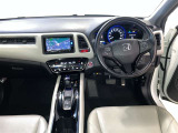運転席周りのレイアウトをご覧ください。ナビゲーションが綺麗に装着されスッキリ収まってますね!操作スイッチも手が届きやすくわかりやすいです!