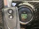 【キーフリーシステム】カバンやポケットに入れたままでもドアの施錠・解錠が可能なスマートキーを装備。エンジンのオン・オフ時もカギを取り出す必要が無いからとっても便利です♪