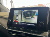 空から見たような映像で駐車ができるアラウンドビューモニター。ひと目でわかるセンサーに前後の衝突被害軽減ブレーキ付き。