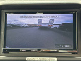 【バックモニター】後方の障害物や歩行者を確認できるバックモニター。狭い駐車場や混雑した場所でも安心して車を操作できます。
