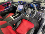 メルセデスのシートは、少し硬めに出来ておりますので、長時間の運転でも疲れにくく、安全にドライビングをお楽しみ頂けます