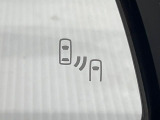 【ブラインドスポットモニター】走行中、ドアミラーの死角になりやすい箇所に後続車が接近するとサイドミラーのレンズに警告を表示!ドライバーに注意喚起をしてくれます。