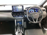 運転席周りのレイアウトをご覧ください。ナビゲーションが綺麗に装着されすっきり収まってますね!