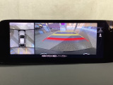 狭い場所での駐車やすれ違いなどでより的確な運転操作に役立つ360&deg;ビューモニターが装備されています。