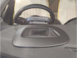 【ヘッドアップディスプレイ】現在の車速表示や目的地へのルート案内やメディア関連のリストを表示する事が可能です。視線移動を減らす事によりドライブに集中して頂けます。