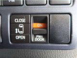 片側電動スライドドアのスイッチ付です。車内からもスイッチ一つで楽にドアの開閉が可能です。電動なので開閉時に力を使う必要がなく、半ドアになることもありません!