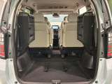 3列目シートを跳ね上げればラゲッジスペースを更に広く使えます。