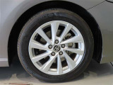 純正のアルミホイール装着車です。タイヤサイズは215/55R17です。