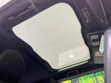 【ガラスルーフ】ガラスルーフ搭載で車内の解放感が一気にアップ!開放的なドライブをお楽しみいただけます。