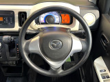インテリアに合わせたデザインのステアリングは、運転される方のことも考え、運転しやすい形状、大きさです。是非一度、実際に触ってお確かめください。