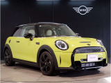 MINIのフロントグリルのデザインはイギリスで生まれた当初から、シルバーのサイドバーが折り重なった伝統的なデザインで御座います。その伝統はBMWのお車になってからでも少しずつ形を変えて守られております