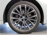 【BMWアロイホイル】軽量かつ強度に拘ったアロイホイル。走行性能ポテンシャルを引き出す設計。車の足元を引き締めてくれる大きなポイントはアロイホイルです。