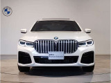 【キドニーグリル】BMWは約90年もの間、ほぼ全ての車両にひと目でBMWだと分かるこの特徴的なフロントグリルが備えられ、デザイン・アイコンとして親しまれてきました。