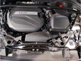 【BMWエンジン】革新的なガソリン・エンジン・テクノロジーによる高性能かつ高効率。レスポンスの良いパワーを発揮。常にスムーズな吸気を実現しアクセル開度にダイレクトに反応しドライビングを楽しく演出。