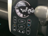 【オートエアコン】一度お好みの温度に設定すれば、車内の温度を検知し風量や温度を自動で調整。暑い&hellip;寒い&hellip;と何度もスイッチ操作をする必要はありません。快適な車内空間には必須の機能ですね♪