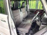 運転席まわりには十分なスペースがあり、大柄な方でもゆったり運転していただける環境です。