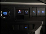 お車のキーはスマートキーです。キーを身につけた状態で車に近づき、ドアロックの解錠や施錠操作が出来ます。雨の日など両手がふさがっている時など、とっても便利ですね。