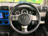 インテリアに合わせたデザインのステアリングは、運転される方のことも考え、運転しやすい形状、大きさです。是非一度、実際に触ってお確かめください。