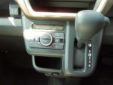 オートエアコンです。インパネシフトギアなので、運転席から助手席へウォークスルーが可能です。