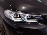 BMWの伝統の丸目4灯ヘッドライトでございます。LEDライトで視認性もよく明るく安全性の向上につながります。