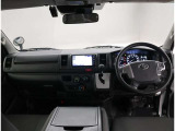 デザインもよく、居心地のよい運転席ですね。分かりやすいスイッチ類ですから操作もしやすく運転をサポートします。ぜひご来店いただき、実際にお座りいただいてステアリングを握ってみてください!