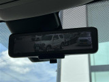 【デジタルインナーミラー】車両後方カメラの映像をルームミラーに映すことが出来ます。 そのため、後席に人や荷物があって後方が見えづらい場合でもしっかり視界を確保することが出来ます。