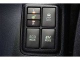 ECOモードはエアコンの利きなどを抑え、低燃費で走れるようにサポートします。EVモードはモーターのみで動くので、夜間などの静かに走行したい時に便利です。(EVモードは一定速度を超えると解除されます)