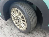タイヤサイズは215/45R17です